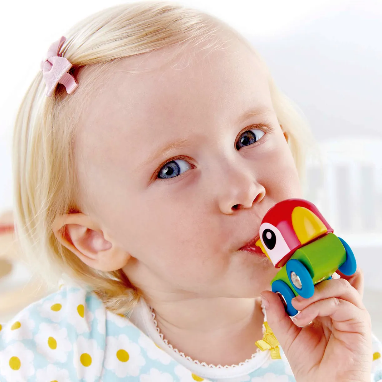 ttvTvlbAKodQ_Bmz3lxrj4Z8oLKvN_-nn8eEv-dSomw= Каталка для малышей Hape "Свистящий попугайчик" 2