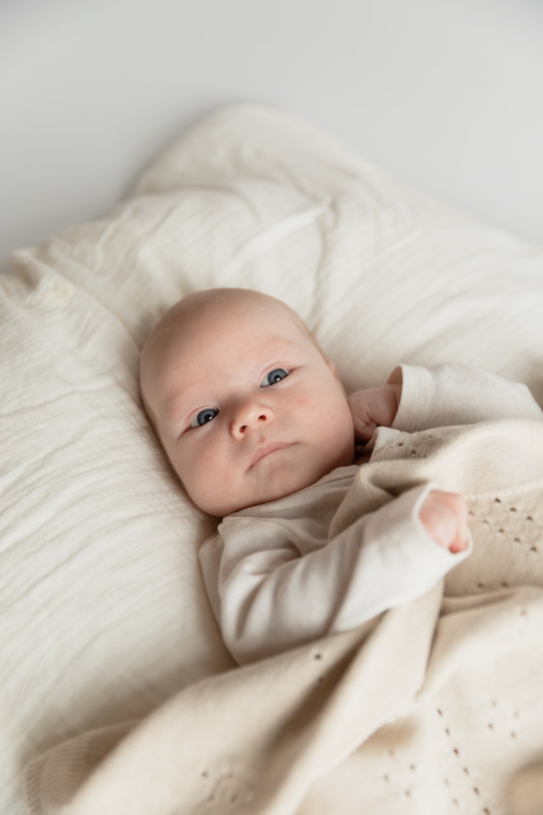 BIBS_Bumptobirth_Newborn_Lifestyle-_20-of-27_min (1) Плед вязаный BIBS Pointelle 2