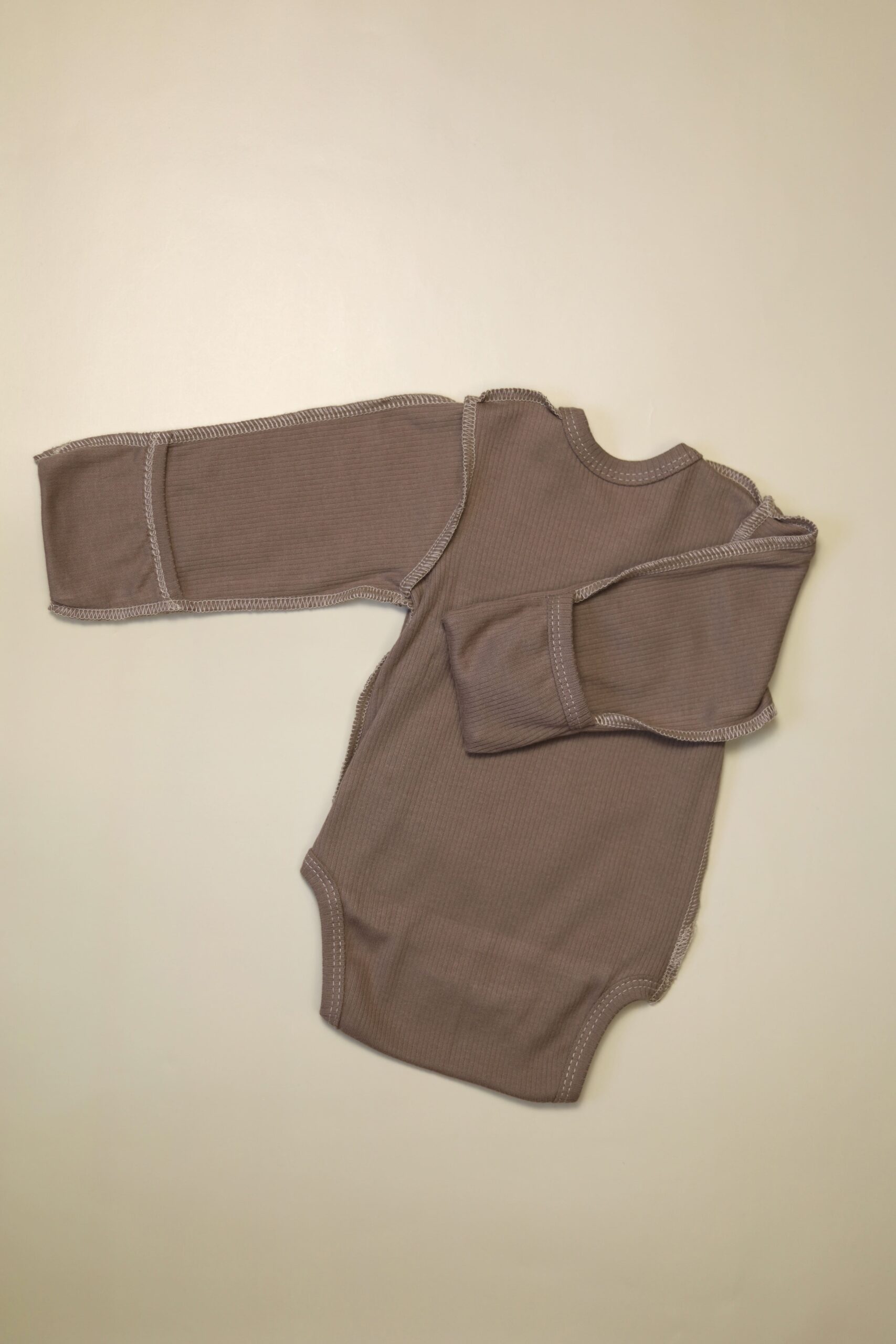 Боди MATUSHKIN на запах, длинный рукав, швы наружу, интерлок-лапша, цвет капучино